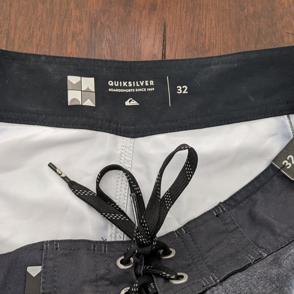 Quiksilver Board Shorts 32 - Picture 9 of 11